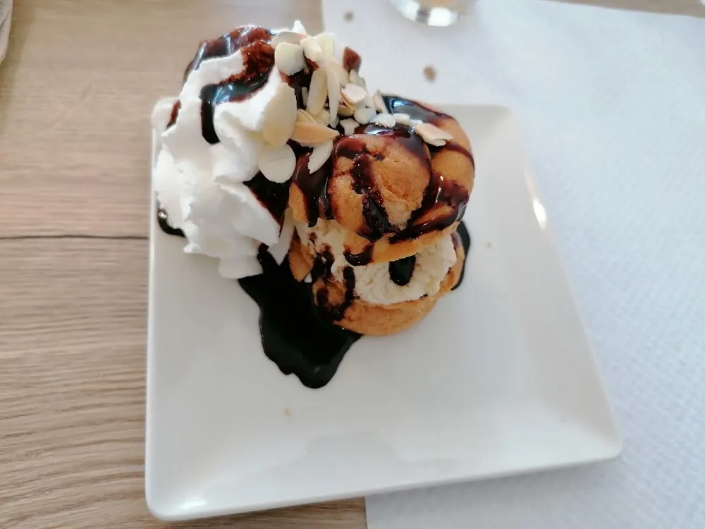 Choux Glace Vanille Coulis Chocolat